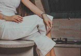 GIRLT果团网 – 咦？是龚玥菲的高跟鞋吗？全套原图里有意想不到的……唔，等我捡回思绪来。