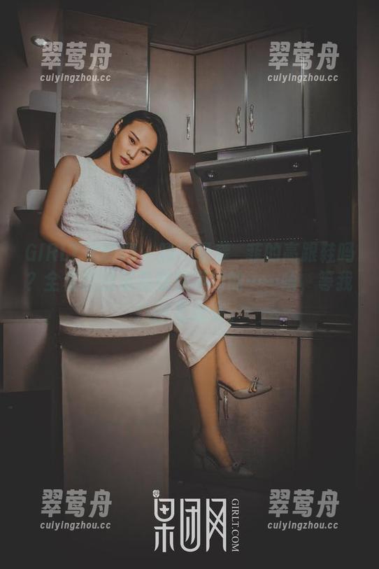 GIRLT果团网 - 咦？是龚玥菲的高跟鞋吗？全套原图里有意想不到的……唔，等我捡回思绪来。