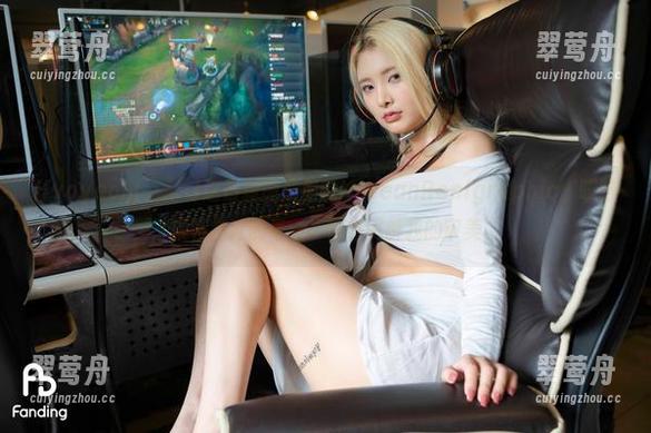 Hyoyeon(김효연)这最新图册里的KoreanRealgraphic，哎呀，模特走过的每一步都在挑衅我的审美。