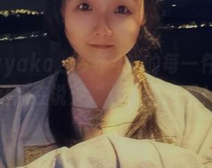 观看Sayako＿今年4岁的每一件睡衣，她好像在说：“你，看这里！”