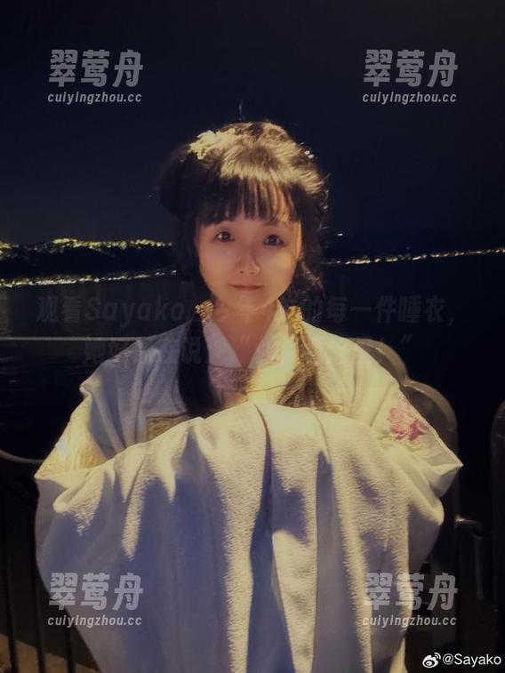 观看Sayako＿今年4岁的每一件睡衣，她好像在说：“你，看这里！”