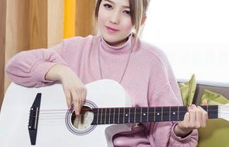 TouTiao头条女神 – 白裙写真，杨曼妮的姿势像是刚跳完舞，或者没跳也似的。