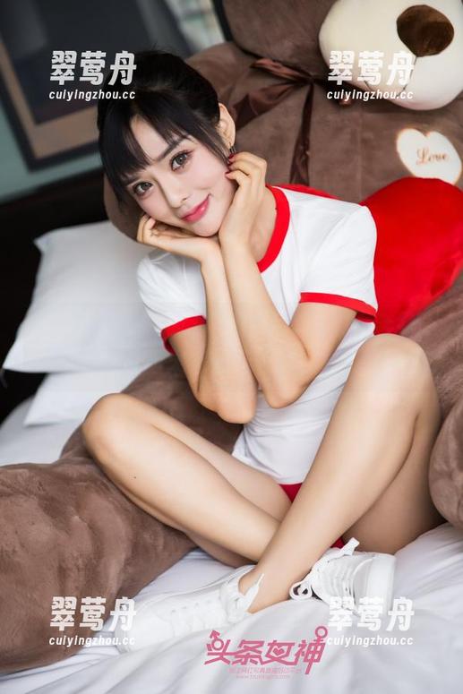 TouTiao头条女神 - 穆菲菲的校服合集，翻页间果然遇见了小叛逆。