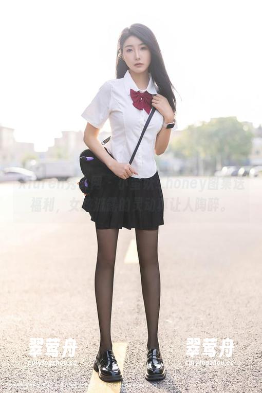 Xiuren秀人网 - 小蛮妖_honey图集送福利，女孩流露的灵动真让人陶醉。
