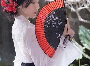 Xiuren秀人网 – 免费套图上线，李丽莎的温柔，会让你多看两眼。