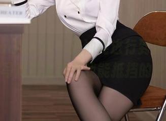 Xiuren秀人网 – 把油亮进行到底，艾小青的写真暂时没有我能抵挡的想法。