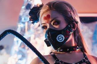 一笑芳香沁的自画像，原图里我位于右下角…