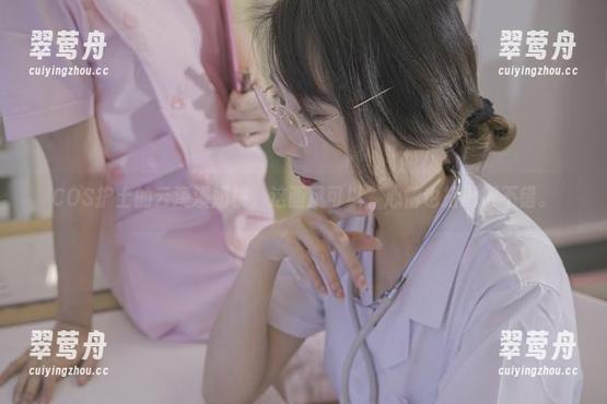 COS护士的云溪溪奶桃，这画风可以，心情也搭配得不错。