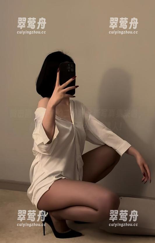微密圈 - 保守的二舅妈全新写真集来啦，护士风，一言不合就很迷人！