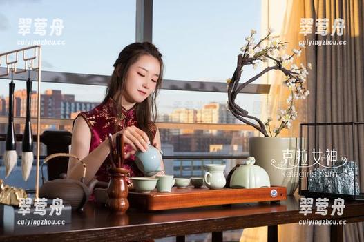 克拉女神 - 在泳装的海洋里，孟君光芒四射，图包里的每一张都是广告牌啊！