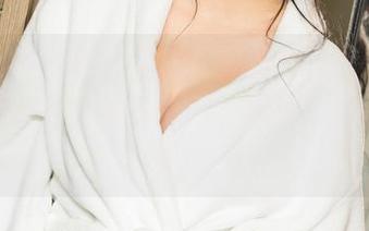 克拉女神 – 哇，杨暖的礼服有没有让你想起什么派对？看看原图，顺便分享一下，吧！