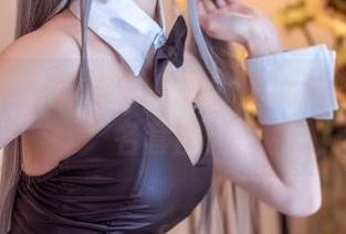 黑丝少女的蓝椅子绮想：兔玩映画超火联名套图！