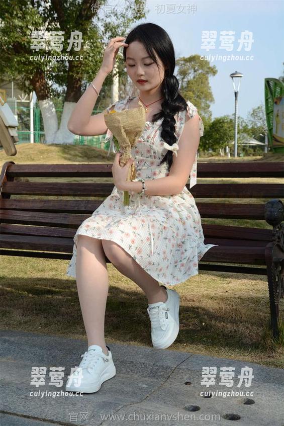 初夏女神 - 短裤美图里的安妮，好像随时随地都能进行街拍一样！