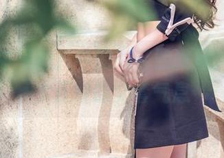 头条女神 – 图片中的刘芸熙教室，带点不太正经的全套气息