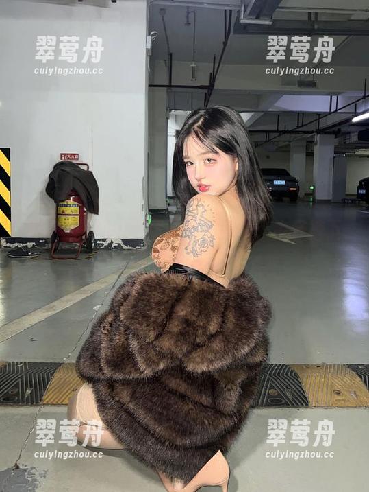 微密圈 - 小u优优子私房图集：牛仔裤下犹如暗藏玄机