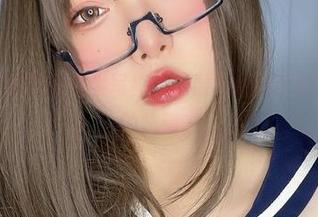 在小泉学姐吖的奶牛写真里，原图总有个你未曾想到的味道。