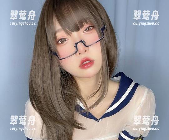 在小泉学姐吖的奶牛写真里，原图总有个你未曾想到的味道。