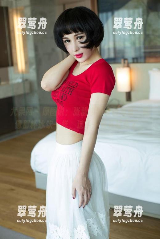尤果网 - 原图说：张馥棋的夏日写真，就像那杯冰饮一样，过了一会儿就化了。