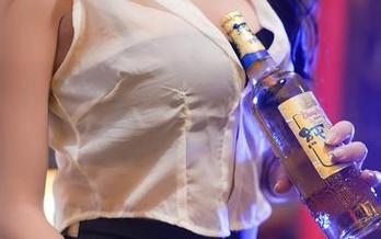 尤蜜荟 – 看到Carol周妍希在婚纱里晒福利，图片的美都是自带滤镜的吗？