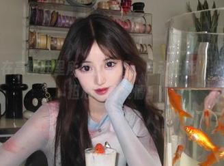 怡子yiii在高跟鞋里所拍的写真：自动生成‘我没事，别担心’的表情！