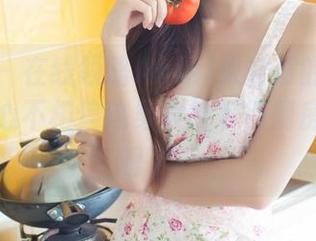 推女神 – 在线领略Akiki朱若慕的厨娘写真，真心不相信这身妆能下得厨房，太显眼了。