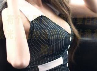 果团网 – 有个人叫周妍希，夏日在线合集：美得发光，这种强烈反差让我有点小尴尬。