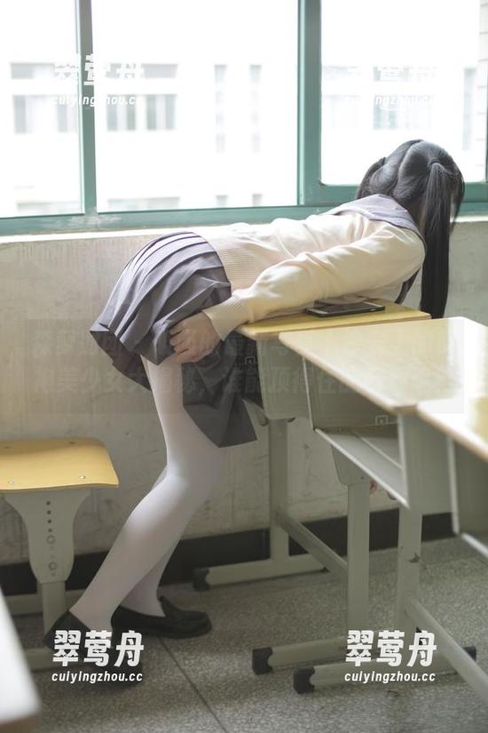 森萝财团-吸吸 森萝财团 - 吸吸的最新写真丨沙发上的旗袍美少女大揭秘,谁能顶得住的妩媚呢?