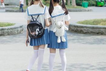 森萝财团 – 小奶糕Milky写真分享：看白丝美腿如何让双马尾更加诱人