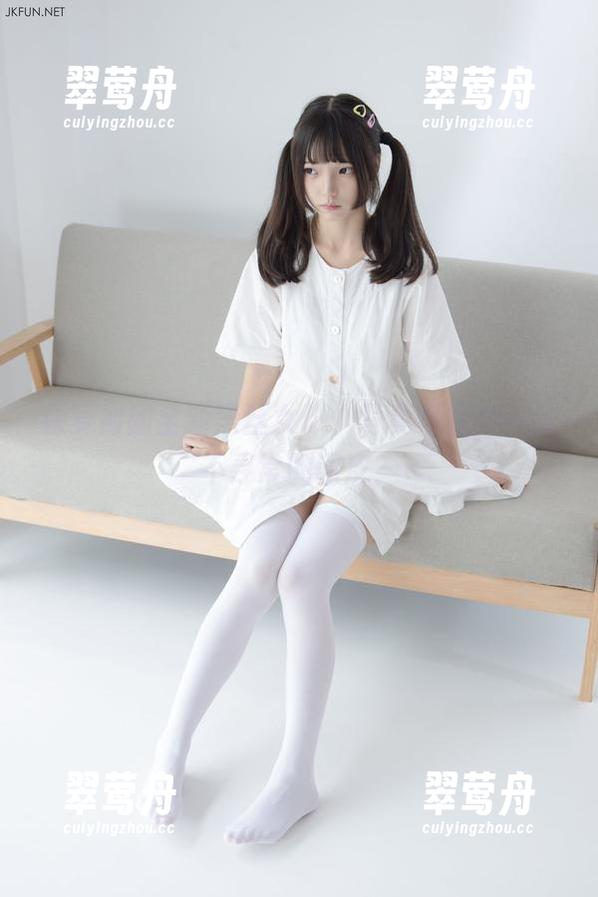 森萝财团全新黑丝女仆，写真看得出一丝不寻常的调皮？