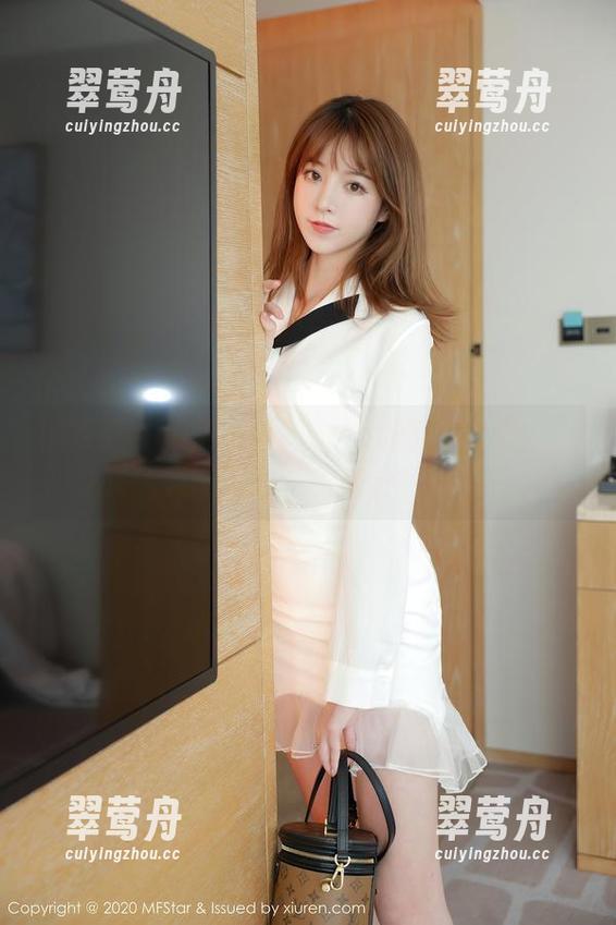 模范学院-伊小七MoMo 模范学院 - 伊小七MoMo最新写真挑战:少女气息能有多浓?来分享一下吧!