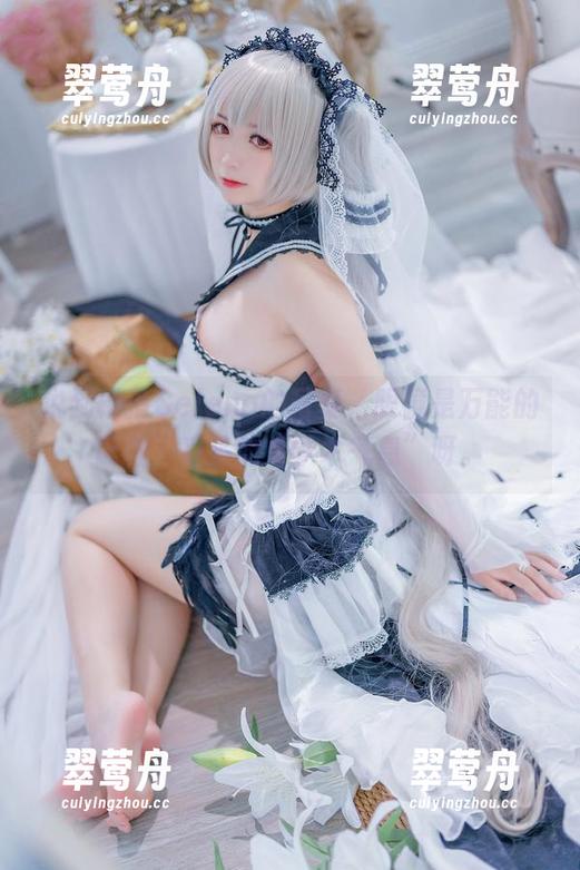 说到樱落Selena的写真，眼镜是万能的配件，妥妥的“学术气息”呀。