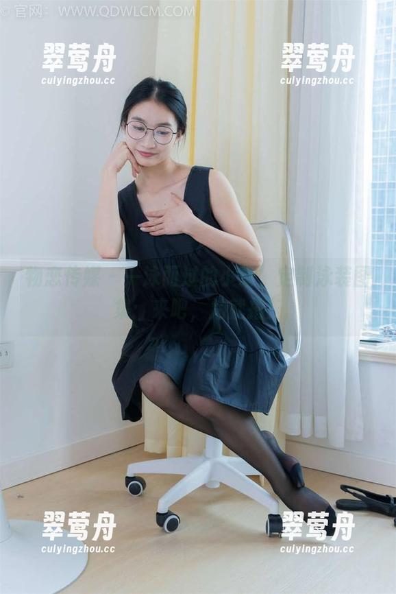 物恋传媒 - 一泳而过的小茶，定制泳装图集：来吧，拍就拍！