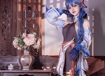 白莉爱吃巧克力的蕾姆女仆高清之旅，好吧，这个角度我喜欢，但她的表情更算是“打我”了吧？