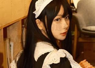看了白莉爱吃巧克力的连衣裙之后，脑子里浮现的是原图里的优雅与随意交错。