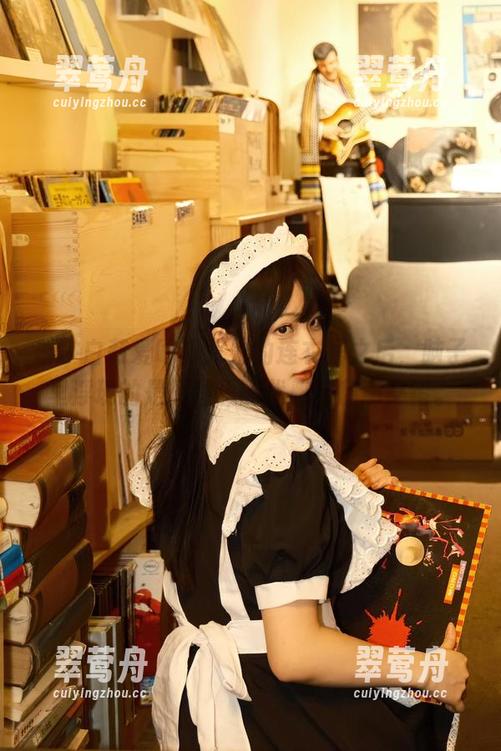 白莉爱吃巧克力 看了白莉爱吃巧克力的连衣裙之后,脑子里浮现的是原图里的优雅与随意交错。