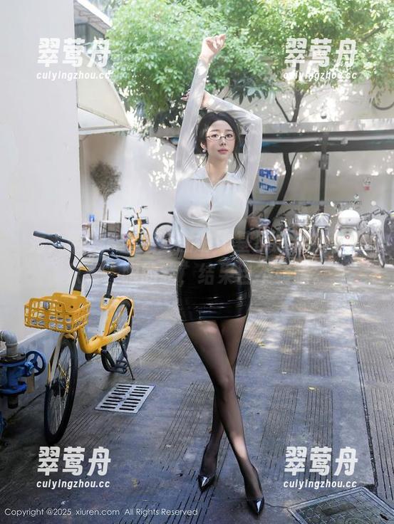 秀人网 - e宝小野猫的比基尼之旅，说好只看一眼的我，结果目不转睛。
