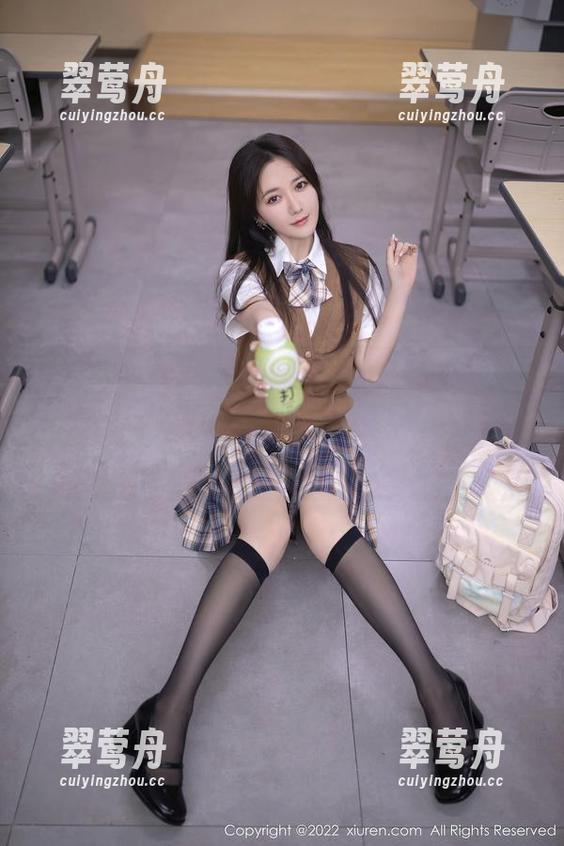 秀人网 - 打开周波儿的镂空图册，里面的每一张都在挑战我的审美底线，谁让她总能玩出新花样。