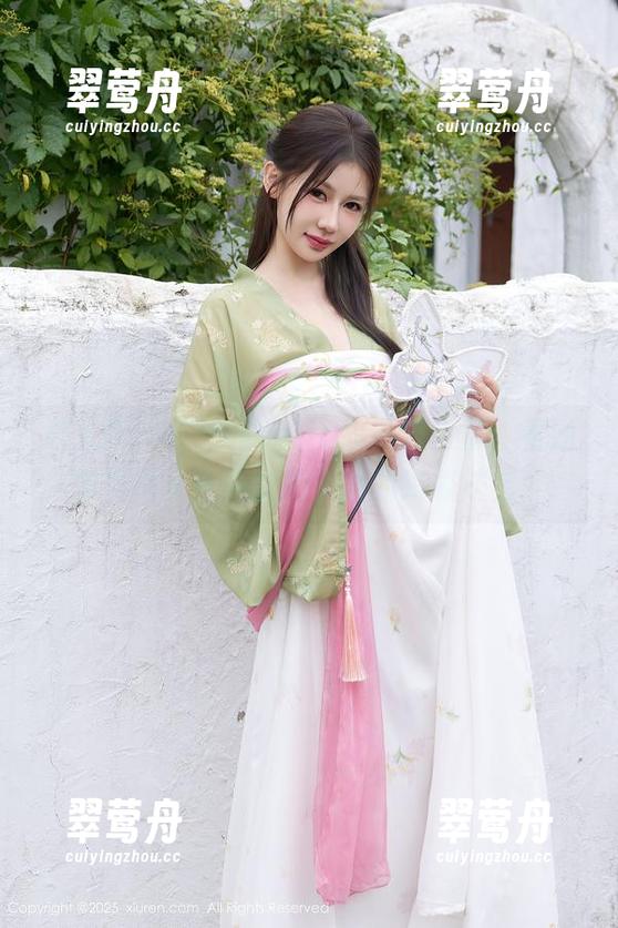 秀人网 - 在果儿celia的办公室里，看她如何把无圣光变成美图的终极法宝！