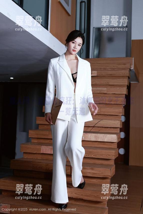 秀人网 - 套图也疯狂：沐娜娜的女王姿态一览无遗