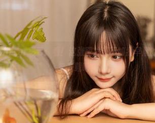 秋山AkI的mirror彩云：看！这张图片还不如我早晨的镜子哩，快来下载吧！
