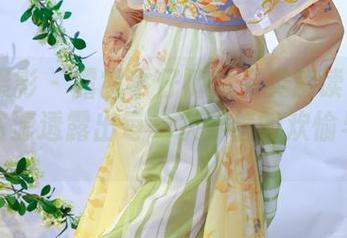 绮梦摄影 – 露露牛仔裤的另类解读–精彩图片资源透露出每一次穿着的欢愉与随性。