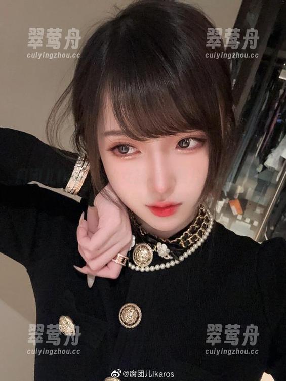 腐团儿Ikaros的女孩们，照片中有种想要触碰的情愫在流淌