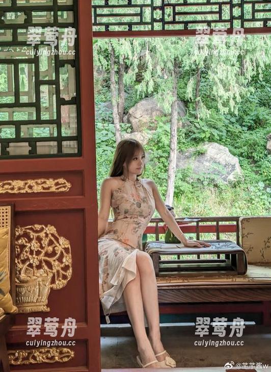 小小短裙，大大浪漫，芊芊酱w的私房图包带你走入未知