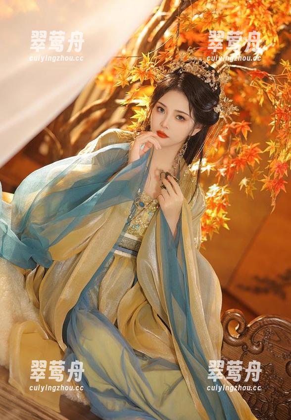 今天就想聊聊苏嫣qvq的最新图集，她的蓝色连衣裙设计感满满，这风格是哪里学来的啊？