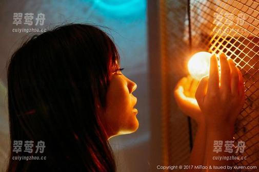 蜜桃社 - 美绪vs体操服，写真图包里哪种‘姿势’更出彩？