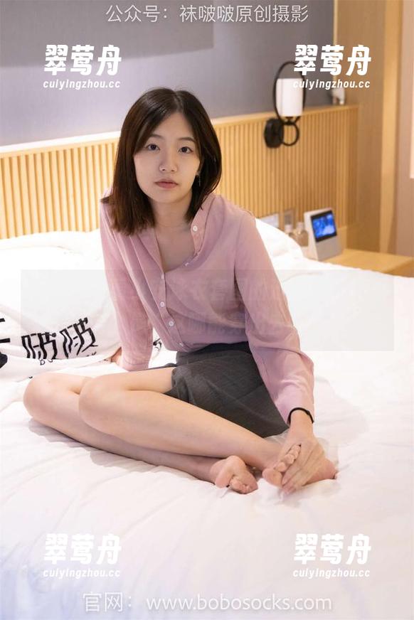 袜啵啵 - 看小安泳衣套图的过程，脑子里想的全是“这哪能穿出去啊”。