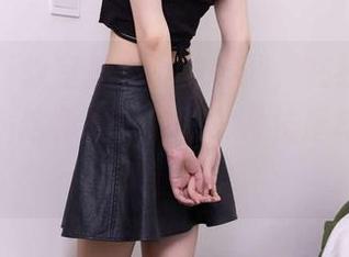 袜啵啵 – 教室里的小沫美图，在线，你能相信吗？这角度！好吧，没法拯救无聊的课堂了。