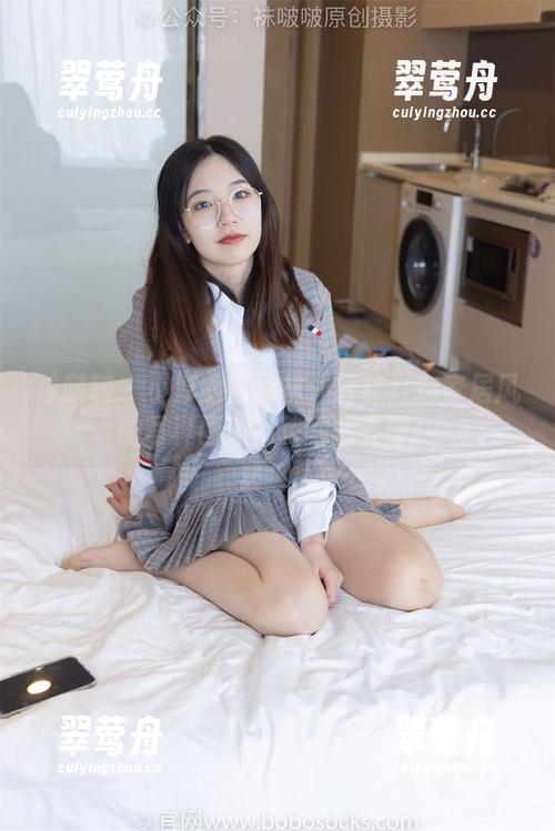 袜啵啵-小淳 袜啵啵 - 小淳的白棉袜:轻松打造家居风的写真图册,快翻翻看呀!