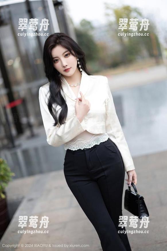 语画界 - 高清推荐！李丽莎校服新作：放飞自我的甜美少女气场？