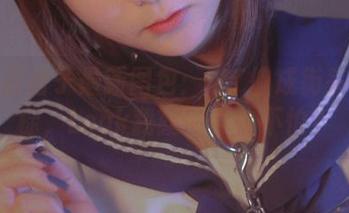 青水百合子最新图包：破T恤成街头风向标，Look我就问你怕不怕？